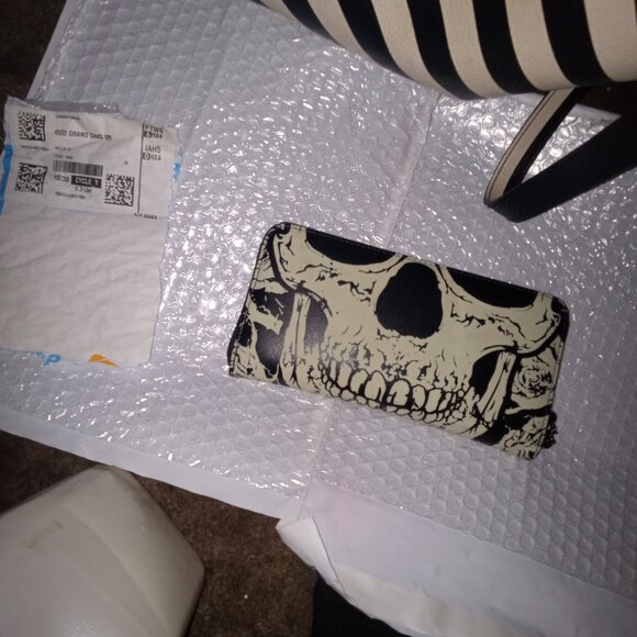 Brand new skull wallet with tags - Picture 2 of 2